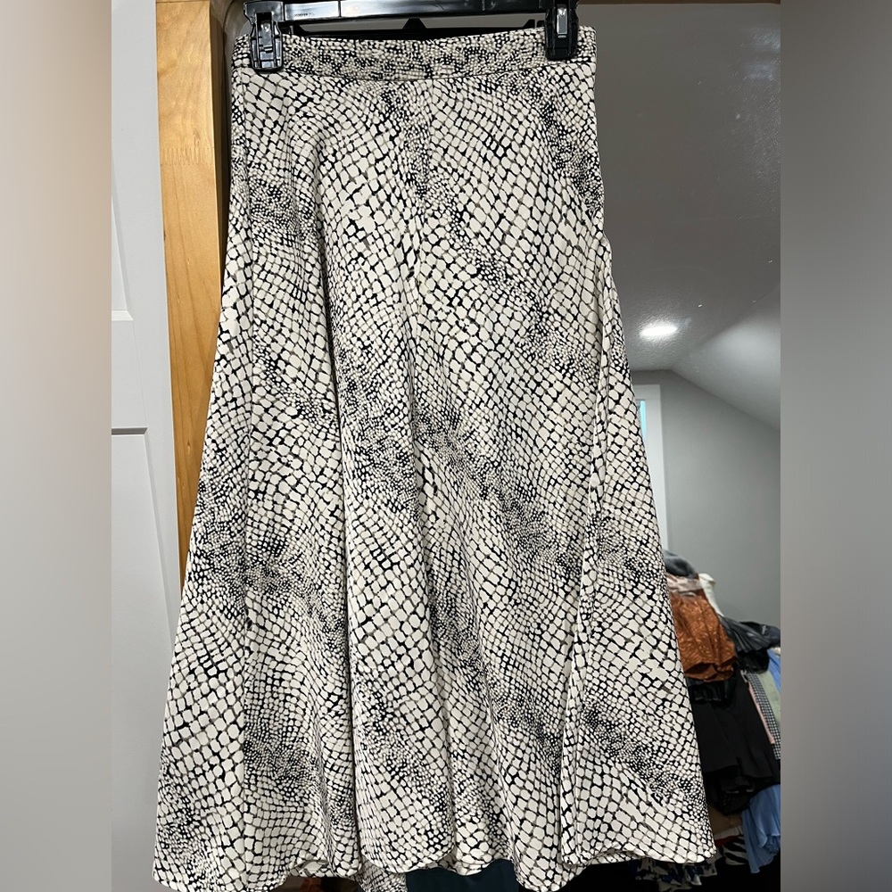 Banana Republic Snake print silk skirt / 0